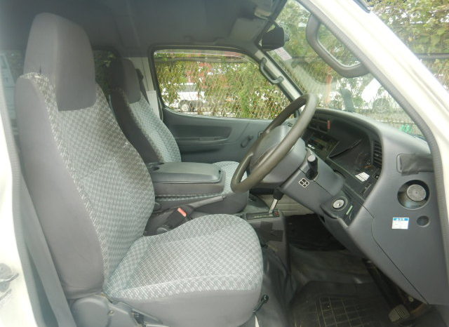 Toyota Hiace Commuter 15 Seater full